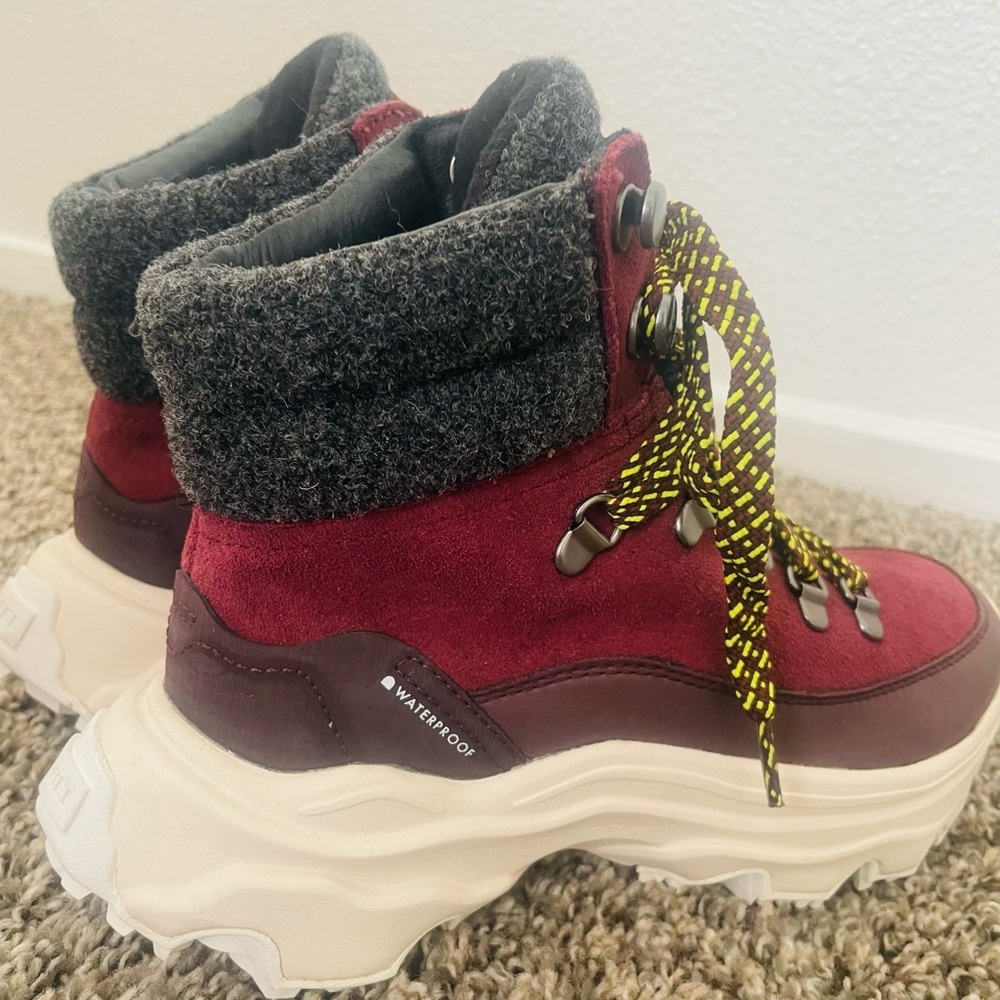 Sorel Burgundy and Black Winter Boots - Picture 4 of 8